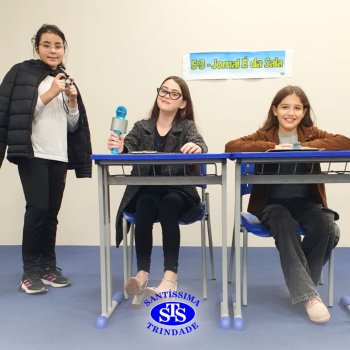 Apresentação de telejornal desenvolve habilidades de comunicação e confiança | 5º ano