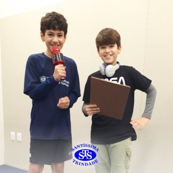 Apresentação de telejornal desenvolve habilidades de comunicação e confiança | 5º ano