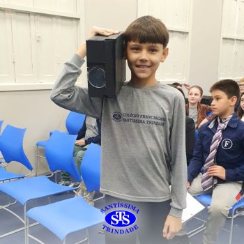 Apresentação de telejornal desenvolve habilidades de comunicação e confiança | 5º ano