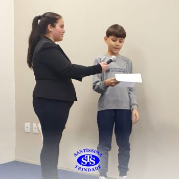 Apresentação de telejornal desenvolve habilidades de comunicação e confiança | 5º ano