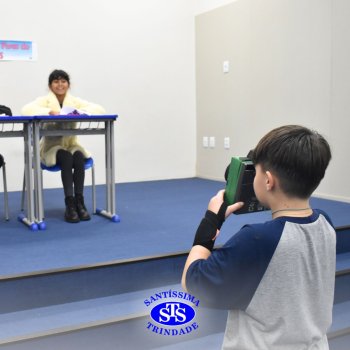 Apresentação de telejornal desenvolve habilidades de comunicação e confiança | 5º ano
