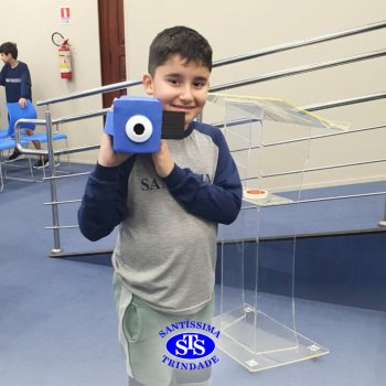 Apresentação de telejornal desenvolve habilidades de comunicação e confiança | 5º ano