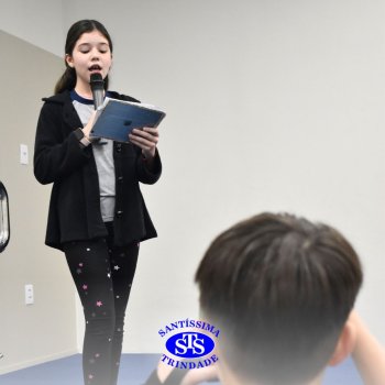 Apresentação de telejornal desenvolve habilidades de comunicação e confiança | 5º ano