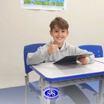 Apresentação de telejornal desenvolve habilidades de comunicação e confiança | 5º ano