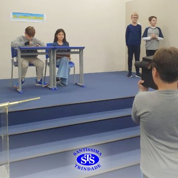 Apresentação de telejornal desenvolve habilidades de comunicação e confiança | 5º ano