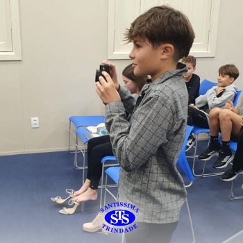 Apresentação de telejornal desenvolve habilidades de comunicação e confiança | 5º ano