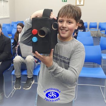 Apresentação de telejornal desenvolve habilidades de comunicação e confiança | 5º ano
