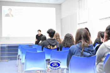 Ex-aluno compartilha vivências com os estudantes do Ensino Médio