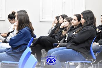 Ex-aluno compartilha vivências com os estudantes do Ensino Médio