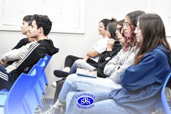 Ex-aluno compartilha vivências com os estudantes do Ensino Médio
