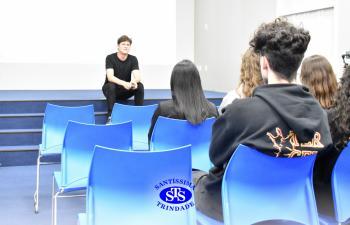 Ex-aluno compartilha vivências com os estudantes do Ensino Médio