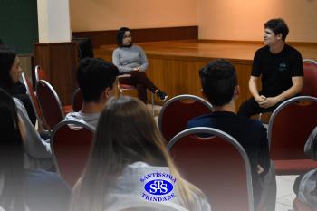 Ex-aluno compartilha vivências com os estudantes do Ensino Médio