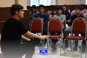 Ex-aluno compartilha vivências com os estudantes do Ensino Médio
