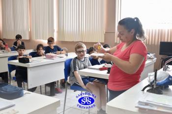 Alunos estudam transformações químicas por meio de experiências | 4º ano