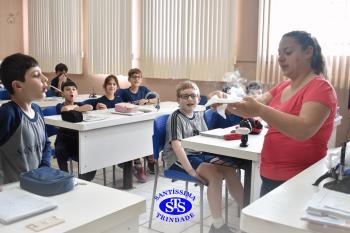 Alunos estudam transformações químicas por meio de experiências | 4º ano