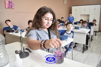 Alunos estudam transformações químicas por meio de experiências | 4º ano