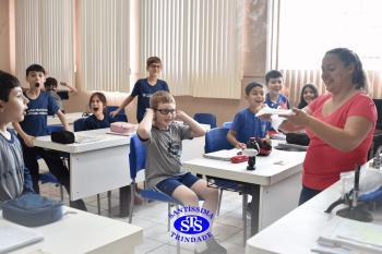 Alunos estudam transformações químicas por meio de experiências | 4º ano