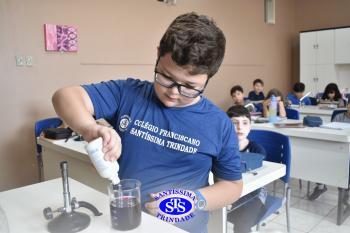 Alunos estudam transformações químicas por meio de experiências | 4º ano