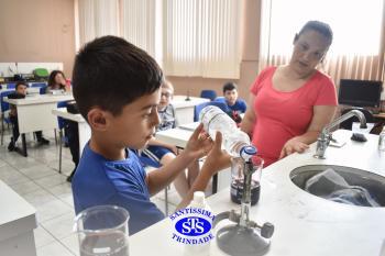 Alunos estudam transformações químicas por meio de experiências | 4º ano