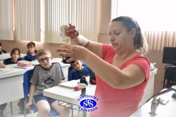 Alunos estudam transformações químicas por meio de experiências | 4º ano