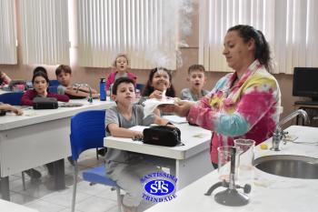 Alunos estudam transformações químicas por meio de experiências | 4º ano