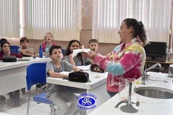 Alunos estudam transformações químicas por meio de experiências | 4º ano