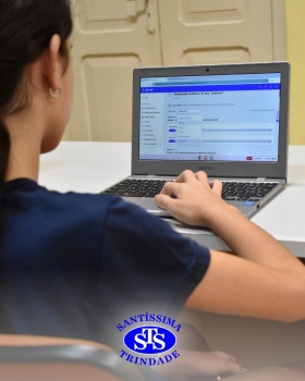 Estudantes exploram os recursos da Plataforma Plurall na Informática