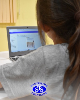 Estudantes exploram os recursos da Plataforma Plurall na Informática