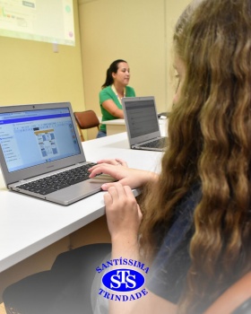 Estudantes exploram os recursos da Plataforma Plurall na Informática