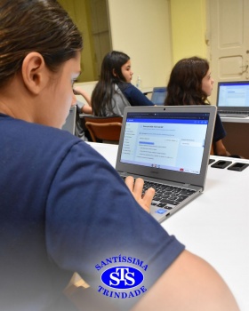 Estudantes exploram os recursos da Plataforma Plurall na Informática