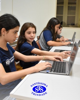 Estudantes exploram os recursos da Plataforma Plurall na Informática