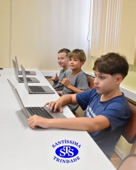 Estudantes exploram os recursos da Plataforma Plurall na Informática
