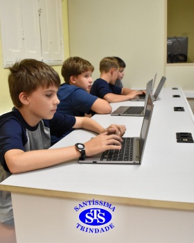 Estudantes exploram os recursos da Plataforma Plurall na Informática