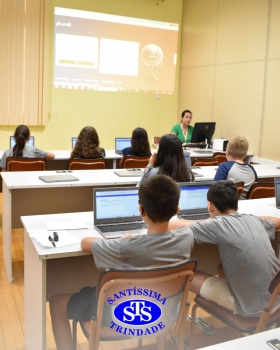 Estudantes exploram os recursos da Plataforma Plurall na Informática