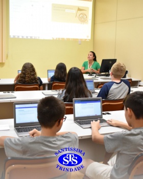 Estudantes exploram os recursos da Plataforma Plurall na Informática