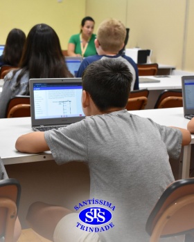 Estudantes exploram os recursos da Plataforma Plurall na Informática
