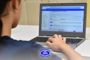 Estudantes exploram os recursos da Plataforma Plurall na Informática