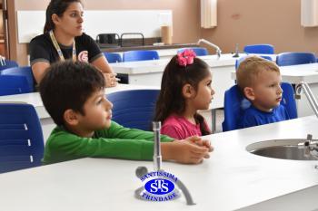Alunos exploram o Laboratório de Ciências em sua primeira aula | Inf. 4