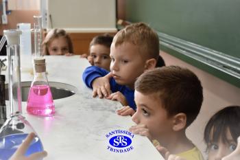 Alunos exploram o Laboratório de Ciências em sua primeira aula | Inf. 4