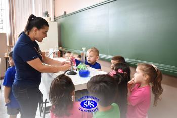 Alunos exploram o Laboratório de Ciências em sua primeira aula | Inf. 4