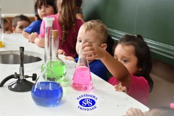 Alunos exploram o Laboratório de Ciências em sua primeira aula | Inf. 4