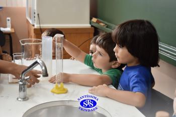 Alunos exploram o Laboratório de Ciências em sua primeira aula | Inf. 4