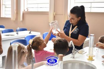 Alunos exploram o Laboratório de Ciências em sua primeira aula | Inf. 4