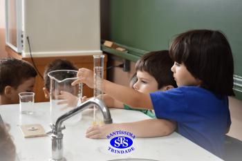 Alunos exploram o Laboratório de Ciências em sua primeira aula | Inf. 4