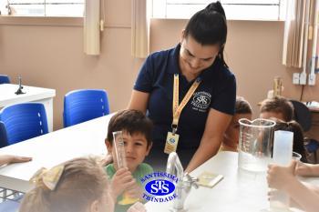Alunos exploram o Laboratório de Ciências em sua primeira aula | Inf. 4