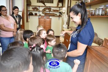 Alunos exploram o Laboratório de Ciências em sua primeira aula | Inf. 4