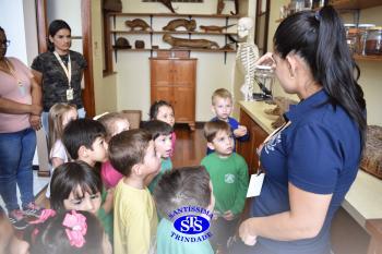 Alunos exploram o Laboratório de Ciências em sua primeira aula | Inf. 4