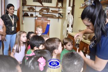 Alunos exploram o Laboratório de Ciências em sua primeira aula | Inf. 4