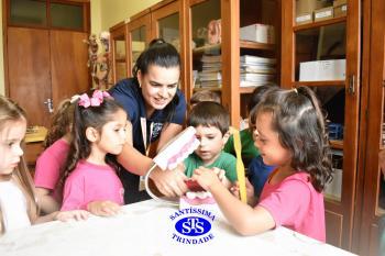 Alunos exploram o Laboratório de Ciências em sua primeira aula | Inf. 4