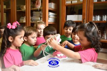 Alunos exploram o Laboratório de Ciências em sua primeira aula | Inf. 4